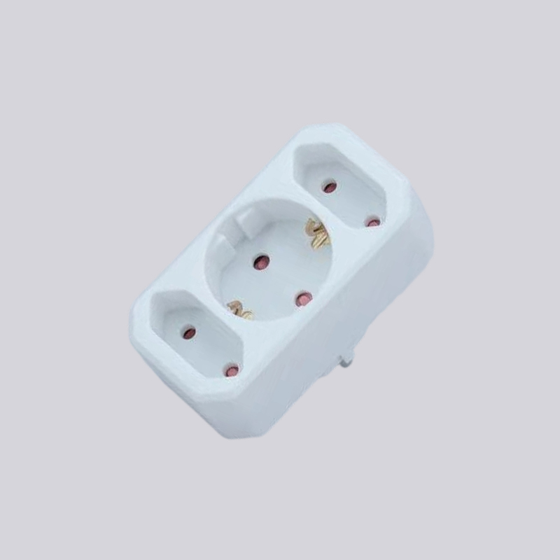 G01-01/2 Duits type adapter met één ronde stekker en twee platte stekkers