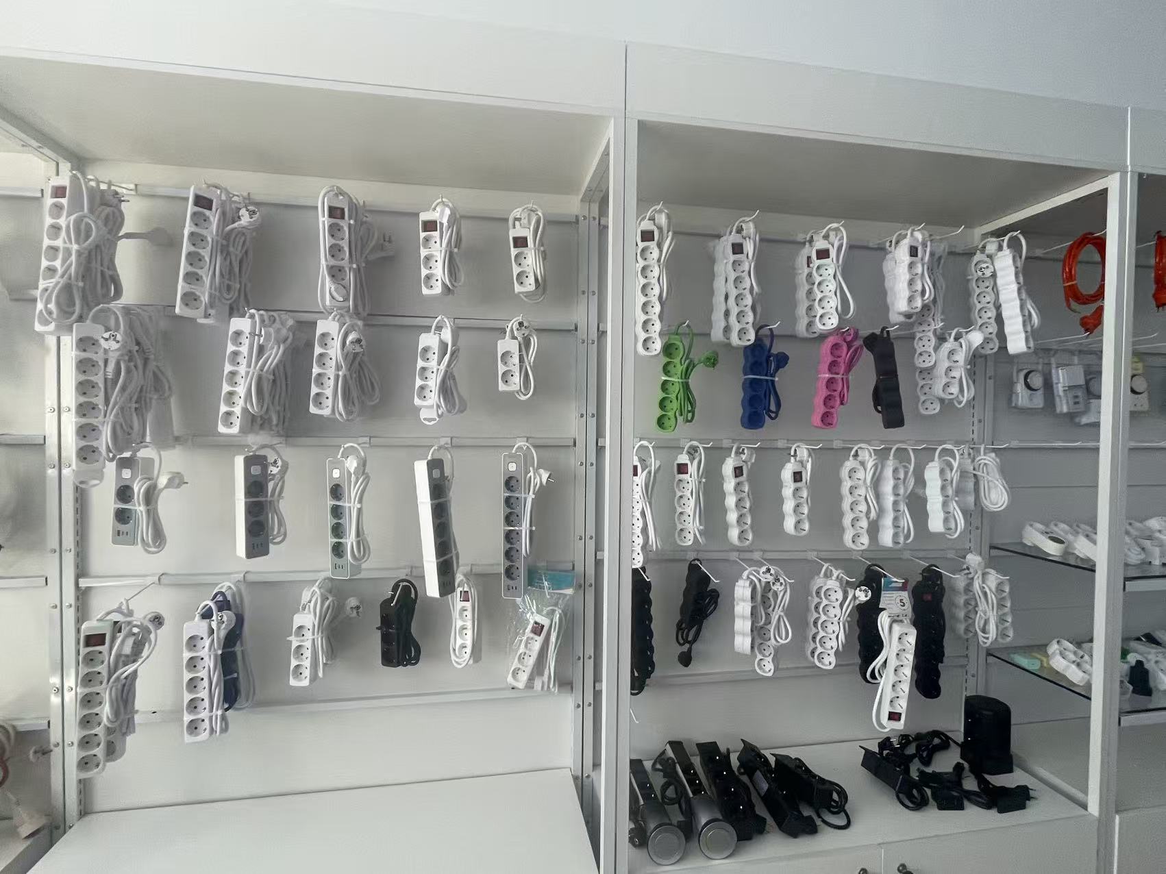 Elektrisch apparaat van Cixi Lianou wordt tentoongesteld op de Spring Canton Fair, stand G37